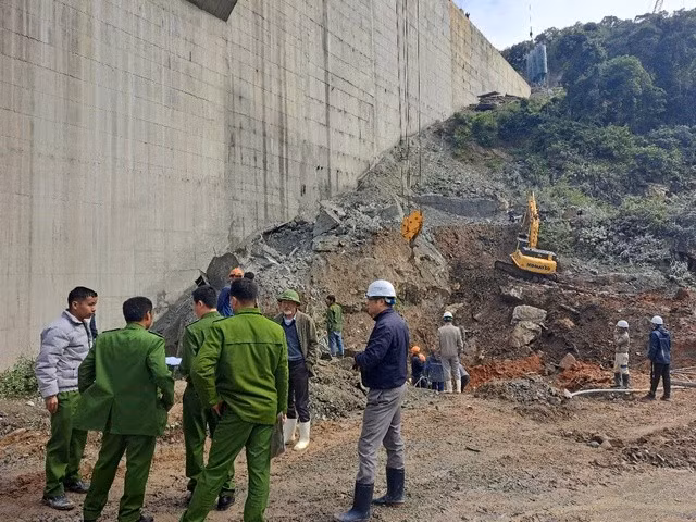 Lực lượng chức năng đang có mặt tại hiện trường điều tra vụ việc