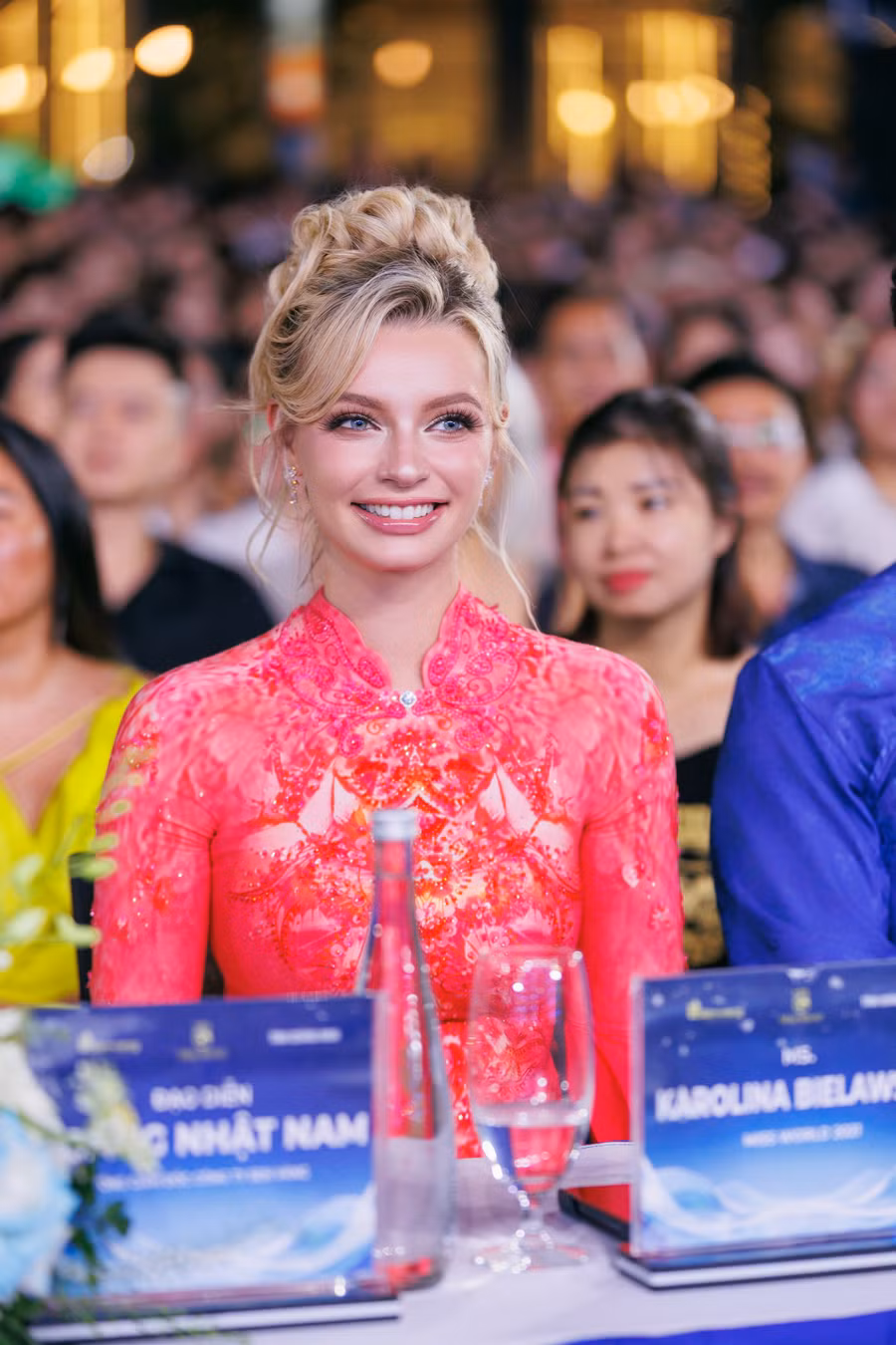 Karolina Bielawska rạng rỡ trong tà áo dài sắc hồng nổi bật, xuất hiện tại đêm khai mạc Hoa hậu Thế giới lần thứ 73 diễn ra hôm 12.8 ở Quảng Ninh