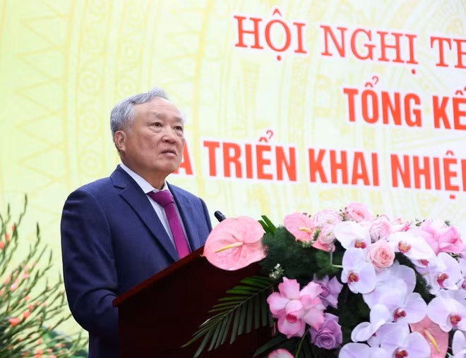 Phó Thủ tướng Thường trực Nguyễn Hòa Bình dự và chỉ đạo hội nghị trực tuyến toàn quốc tổng kết công tác năm 2024, triển khai nhiệm vụ năm 2025 của ngành Nội vụ. (Ảnh: Văn Điệp/ TTXVN)