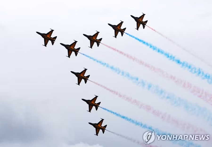 khong-quan-han-quoc-bieu-dien-tren-can-cu-khong-quan-seoul-o-seongnam-ngay-1-10-anh-nguon-yonhap-8302.jpg