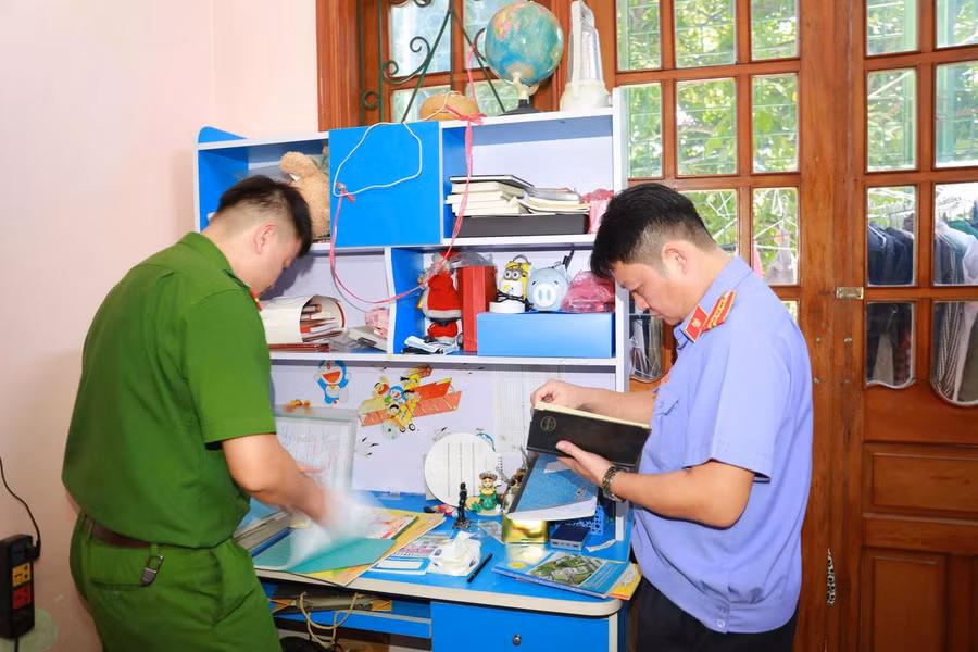 Lực lượng chức năng thực hiện khám xét nhà đối tượng Đặng Thị Lý.