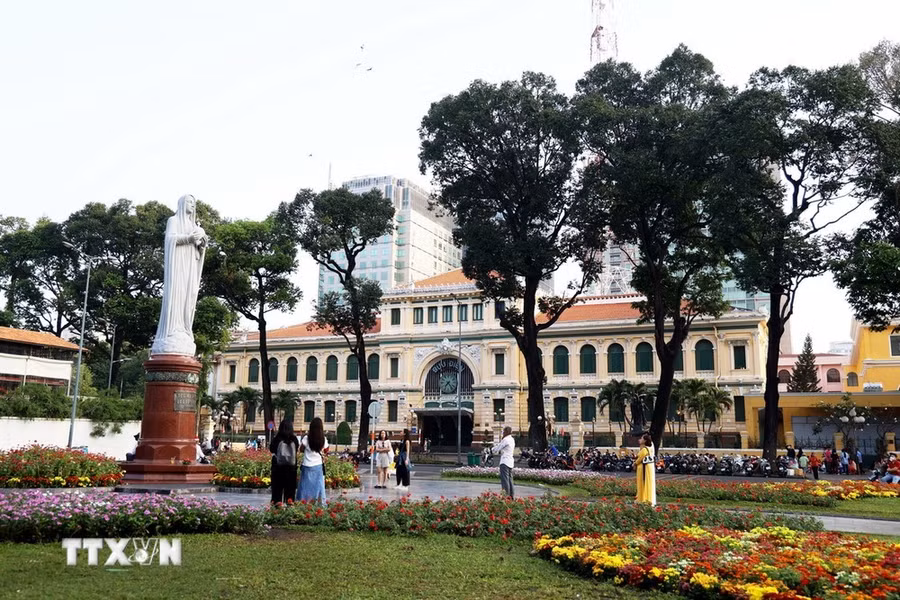 Khuôn viên trước Bưu điện Trung tâm Thành phố Hồ Chí Minh luôn là nơi thu hút khách du lịch. (Ảnh: Hồng Đạt/TTXVN)