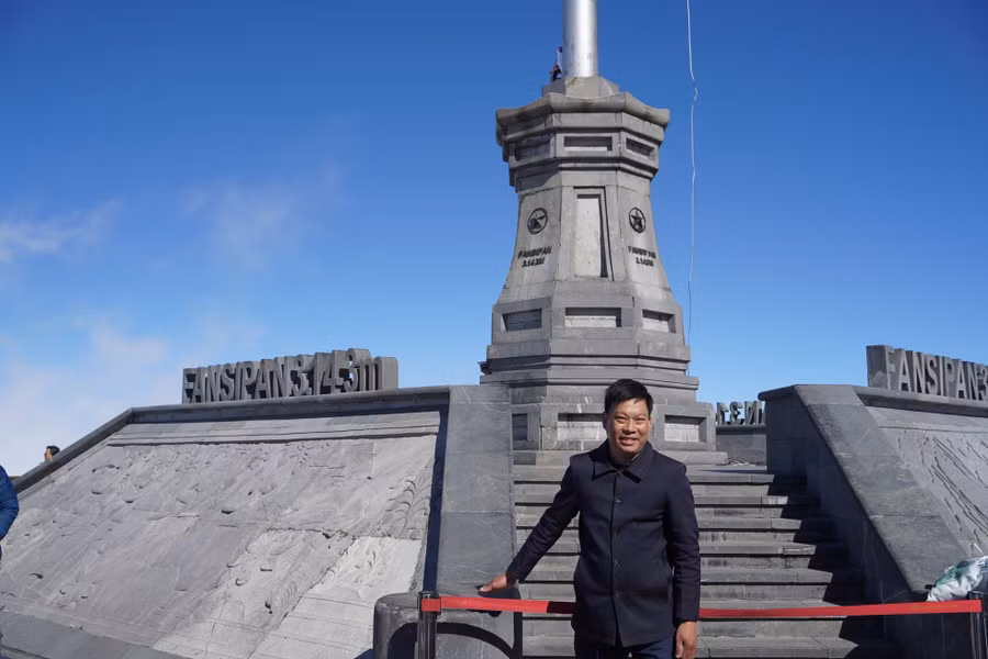Anh Nguyễn Quang Thủy (tỉnh Kon Tum) cho biết, đây là lần đầu anh được đến tham quan ở đỉnh Fansipan. "Tôi thấy quê hương, đất nước mình thật hùng vĩ, thật đẹp. Có thể nói, càng đi càng thấy yêu quý quê hương mình, càng thấy hãnh diện, tự hào về quê hương Việt Nam", anh Thủy nói.