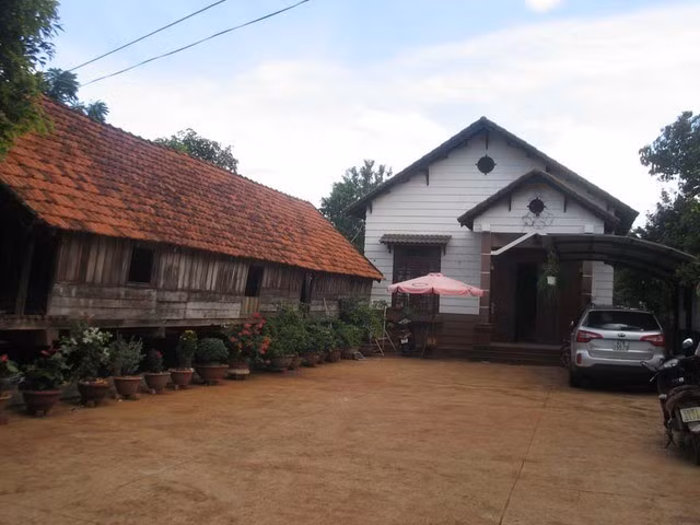 Cả "xác và hồn" của nhà dài ở buôn Akŏ Dhông cũng bị mất dần bởi những ngôi nhà bê tông kiên cố nằm bên cạnh