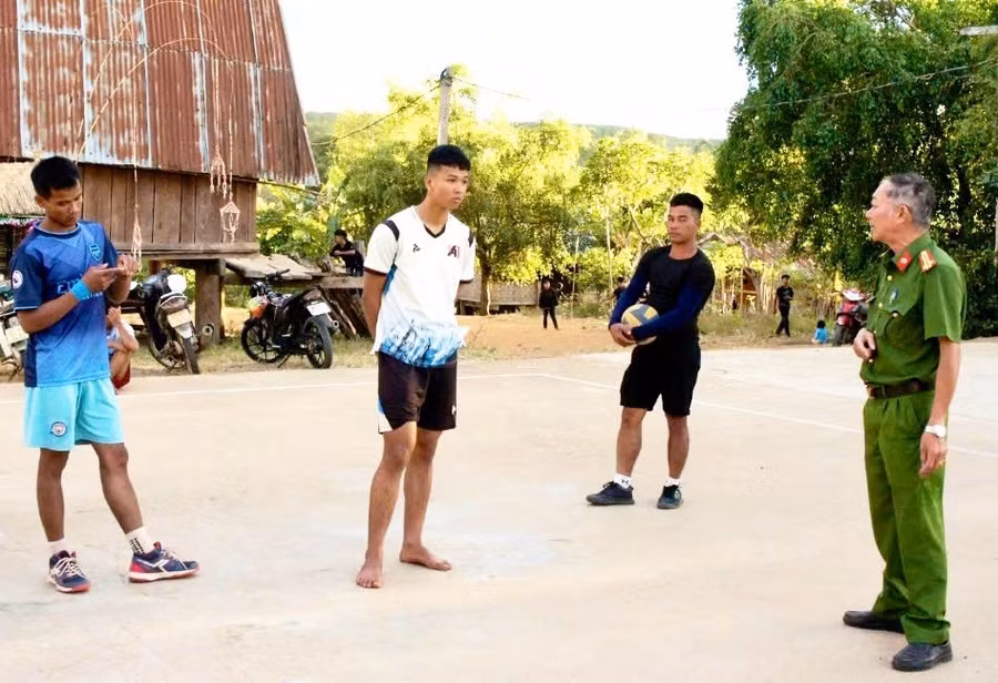 cong-an-xa-ha-tay-huyen-chu-pah-tuyen-truyen-van-dong-tap-hop-dua-doan-vien-thanh-nien-vao-cac-hoat-dong-van-hoa-xa-hoi-lanh-manh-tranh-xa-toi-pham-va-te-nan-xa-hoi-anh-ca-cung-cap.jpg