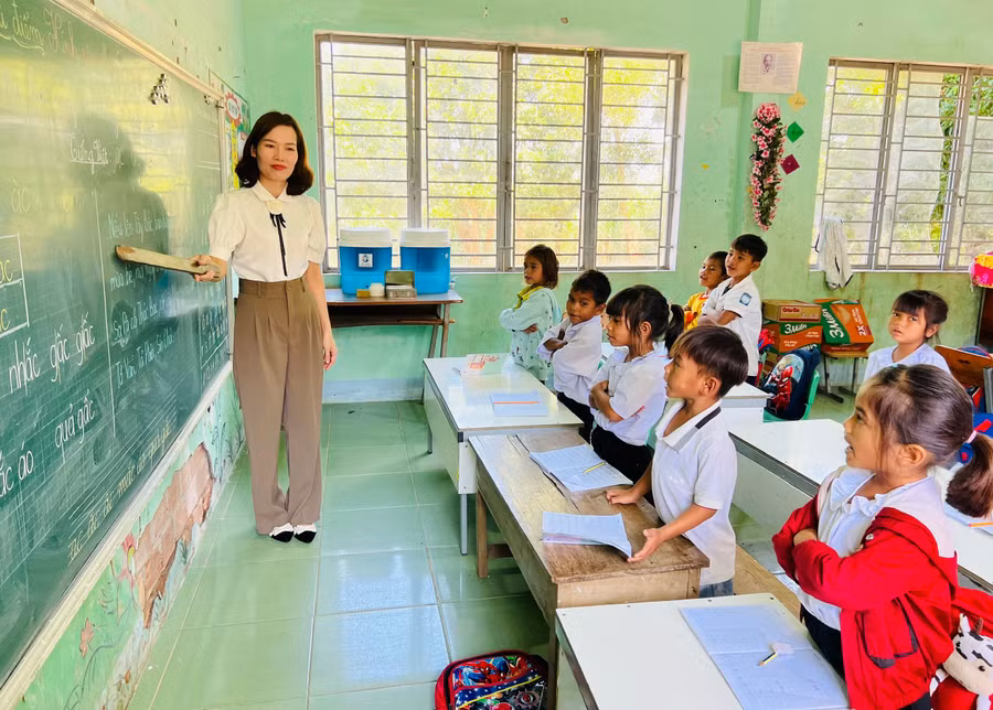 hoc-sinh-o-diem-truong-lang-trong-truong-tieu-hoc-va-thcs-le-van-tam-cham-chi-hoc-tap-nho-su-chi-bao-an-can-cua-co-giao-le-thi-ngoc-linh.jpg