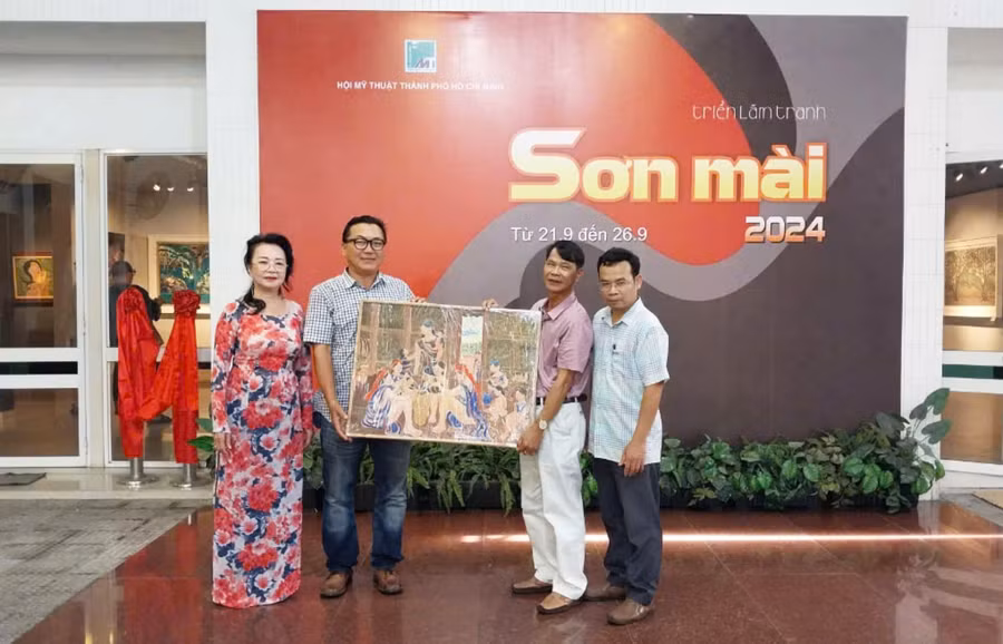 ba-minh-loan-va-hoa-si-siu-quy-hoi-my-thuat-tp-ho-chi-minh-tang-lai-tranh-cua-hoa-si-xu-man-cho-bao-tang-tinh-gia-lai-anh-luu-hong-son.jpg
