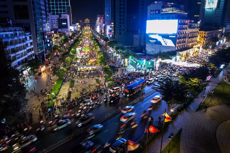 Càng về chiều tối, dòng người đổ về đường hoa ngày càng đông