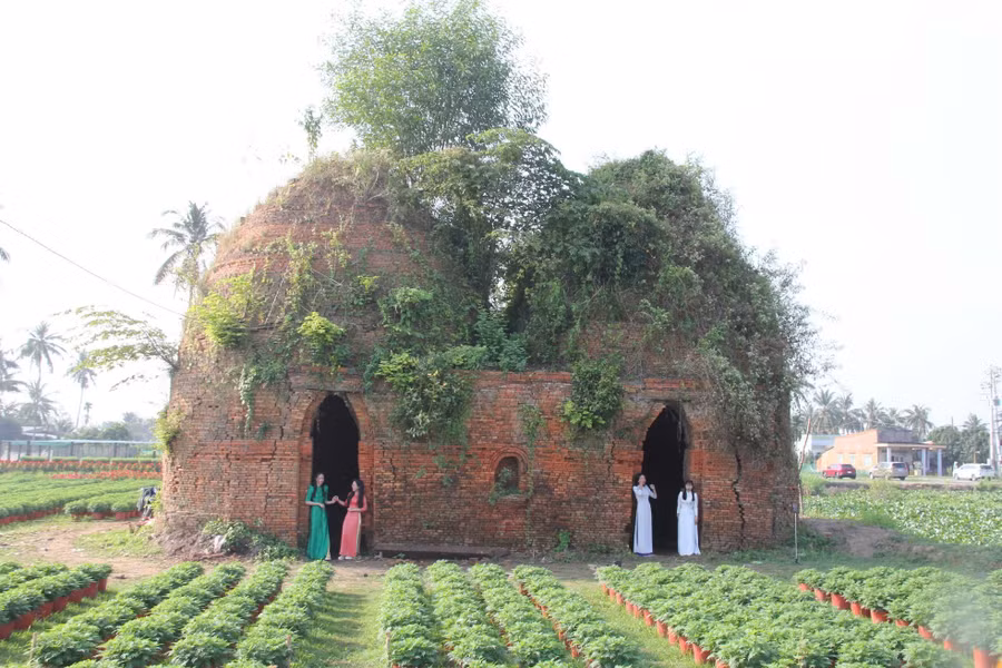 Bên trong lò gạch cũ.