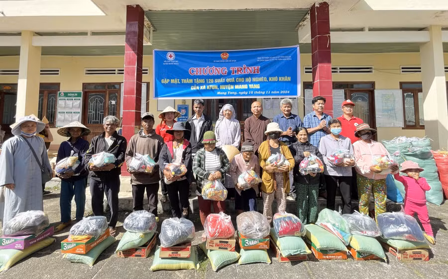 cac-vi-chuc-sac-tang-ni-phat-giao-tang-qua-nguoi-dan-co-hoan-canh-kho-khan-tai-xa-ayun-huyen-mang-yang-anh-thanh-nhat.jpg