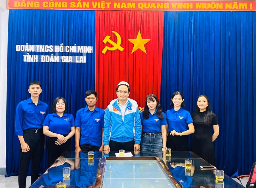pho-bi-thu-thuong-truc-tinh-doan-do-duc-thanh-o-giua-gap-mat-cac-thanh-nien-tien-tien-lam-theo-loi-bac-cua-tinh-gia-lai.jpg
