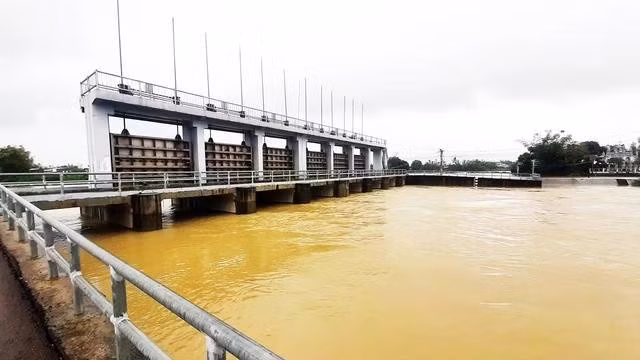 Đập dâng Nha Phu (ở xã Phước Hòa, H.Tuy Phước) trên sông Kôn mở hết cửa xả để tiêu thoát lũ