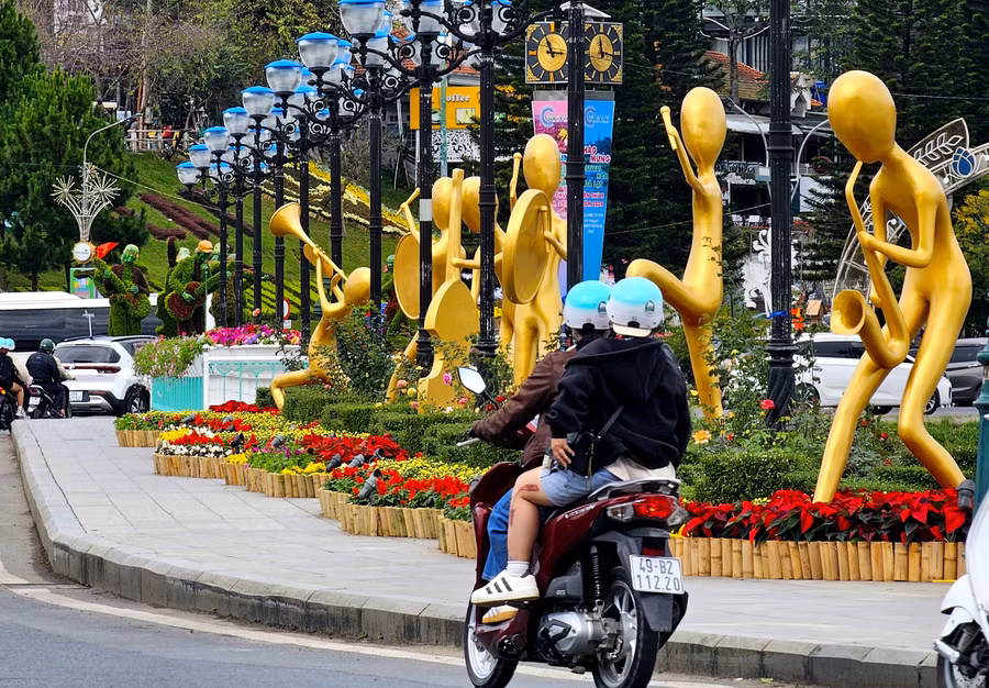 Đà Lạt là thành phố sáng tạo âm nhạc của UNESCO nên các chủ đề về âm nhạc được thể hiện ở nhiều khu vực.