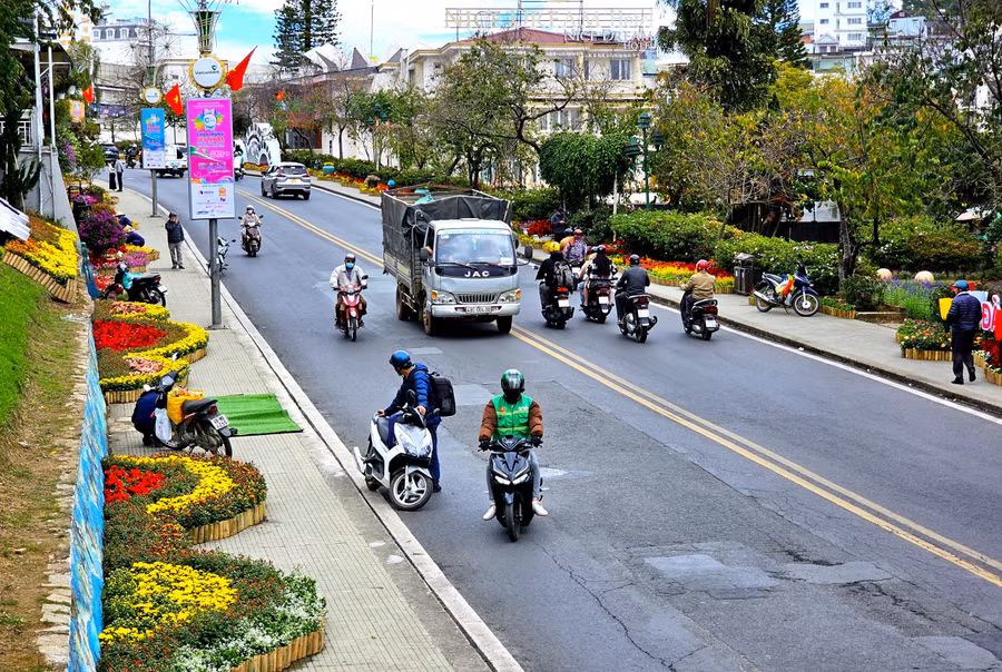Vỉa hè đường Lê Đại Hành dẫn từ khu vực đài phun nước lên rạp Hòa Bình được trang trí tiểu cảnh hoa, các mô hình hoa phục vụ người dân và du khách.