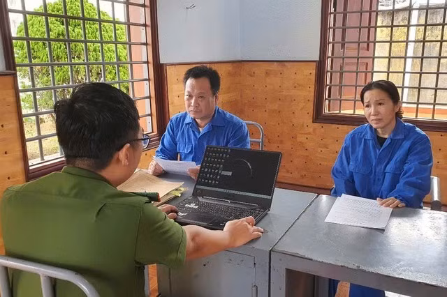 Vợ chồng bà Đoàn Thị Vi Hạ và ông Huỳnh Tuấn Kiệt tại cơ quan điều tra