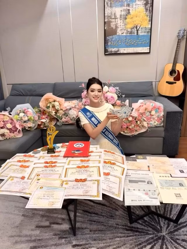 Phan Phương Oanh tự hào với "bộ sưu tập" giấy khen của mình
