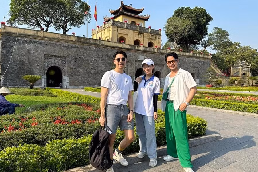 trai-nghiem-tour-di-bo-ngam-canh-voi-huong-dan-vien-ban-dia-anh-bookingcom-nguon-hanoimoivn.jpg
