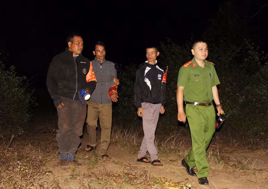 cong-an-xa-ha-bau-phoi-hop-voi-cac-thanh-vien-chot-bao-ve-mua-vu-tren-dia-ban-tuan-tra-ngan-chan-nan-trom-ca-pheanh-rh-3.jpg