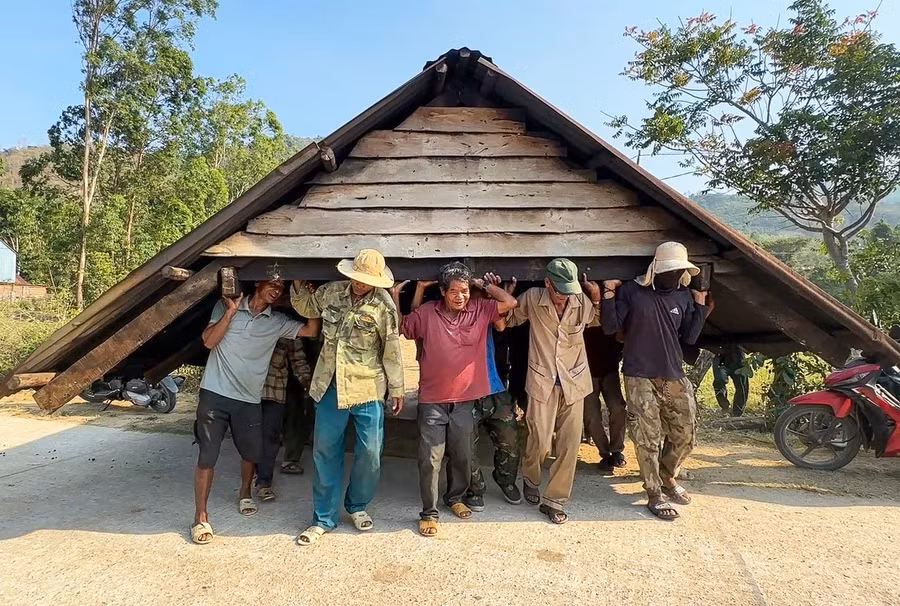 nguoi-dan-trong-buon-ma-giai-giup-nhau-di-doi-nha-ve-khu-tai-dinh-cu-anh-ngo-thu.jpg