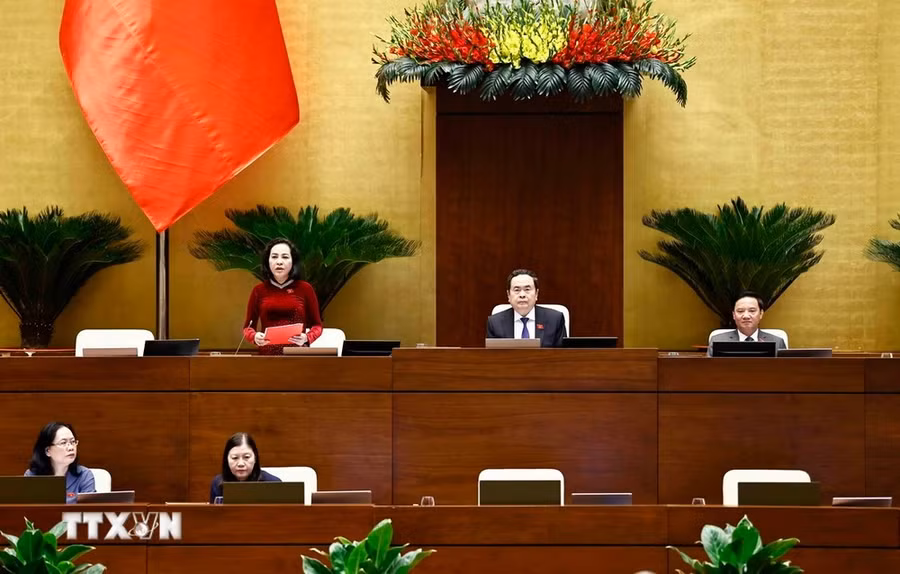 Phó Chủ tịch Quốc hội Nguyễn Thị Thanh điều hành phiên họp. (Ảnh: Doãn Tấn/TTXVN)