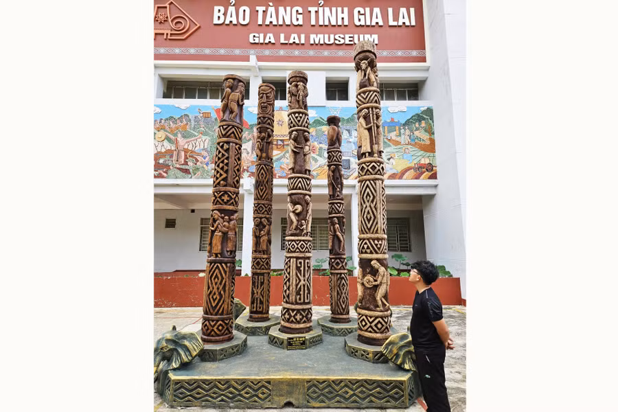hoa-si-nguyen-nam-ben-tac-pham-dieu-khac-net-tay-nguyen.jpg