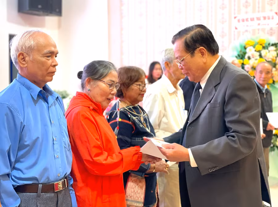 hoi-nncddc-dioxin-tinh-da-trao-50-suat-qua-tri-gia-1-trieu-dong-suat-cho-cac-nncddc-tieu-bieu-tai-le-ky-niem-2.jpg