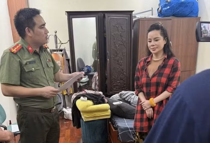 Cơ quan An ninh điều tra Công an TP Hà Nội đọc lệnh khám xét nơi ở của đối tượng Nguyễn Thiên Hương. Ảnh: Công an Hà Nội