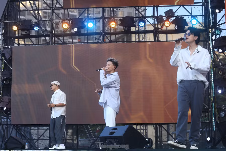 Da LAB chiếm trọn thiện cảm của khán giả khi tham gia Ngày thẻ Việt Nam 2023 - Sóng Festival khi trình diễn các ca khúc Thanh xuân, Gác lại âu lo, Một nhà, Bài ca tuổi trẻ... Da LAB thành lập năm 2007. Từ nhóm nhạc chuyên cover các ca khúc nước ngoài, nhóm nhanh chóng được khán giả yêu mến bởi loạt bản hit như Một nhà, Thanh xuân, Thức giấc, Từ ngày em đến, Gác lại âu lo, Nước mắt em lau bằng tình yêu mới…