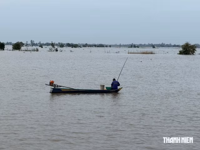 Sáng sớm, người dân ở vùng biên tranh thủ đi đánh bắt cá
