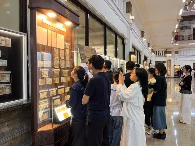 Buổi triển lãm thu hút nhiều bạn trẻ tới tham quan
