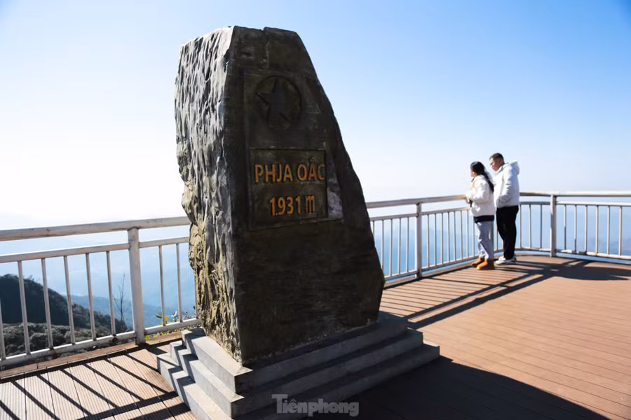 Từ chân núi dẫn lên đỉnh Phia Oắc, du khách có thể đi bằng xe máy hoặc ô tô trên quãng đường khoảng 5km.