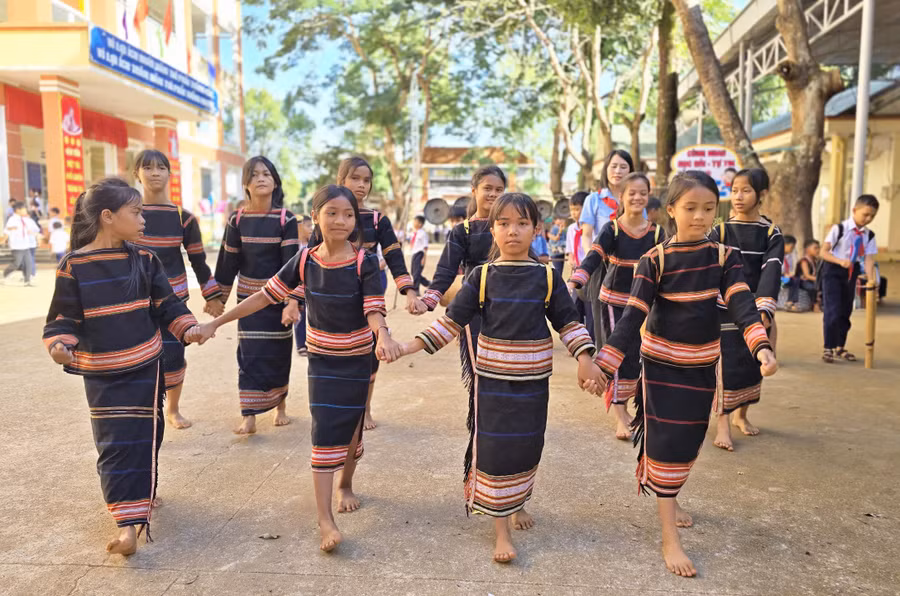 hoc-sinh-dan-toc-thieu-so-tai-truong-tieu-hoc-anh-hung-nup-phuong-thang-loi-tp-pleiku-duoc-phat-trien-nang-khieu-thong-qua-hoat-dong-van-nghe.jpg