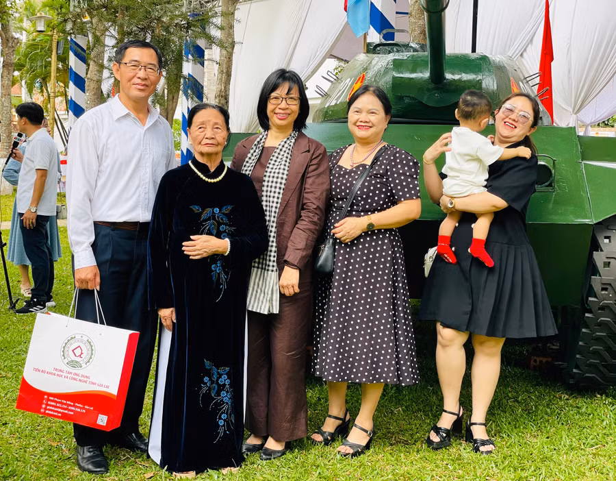 dai-gia-dinh-4-the-he-cua-ong-do-xuan-quy-chup-anh-luu-niem-cung-pho-chu-tich-ubnd-tinh-nguyen-thi-thanh-lich-anh-pd-jpg.jpg