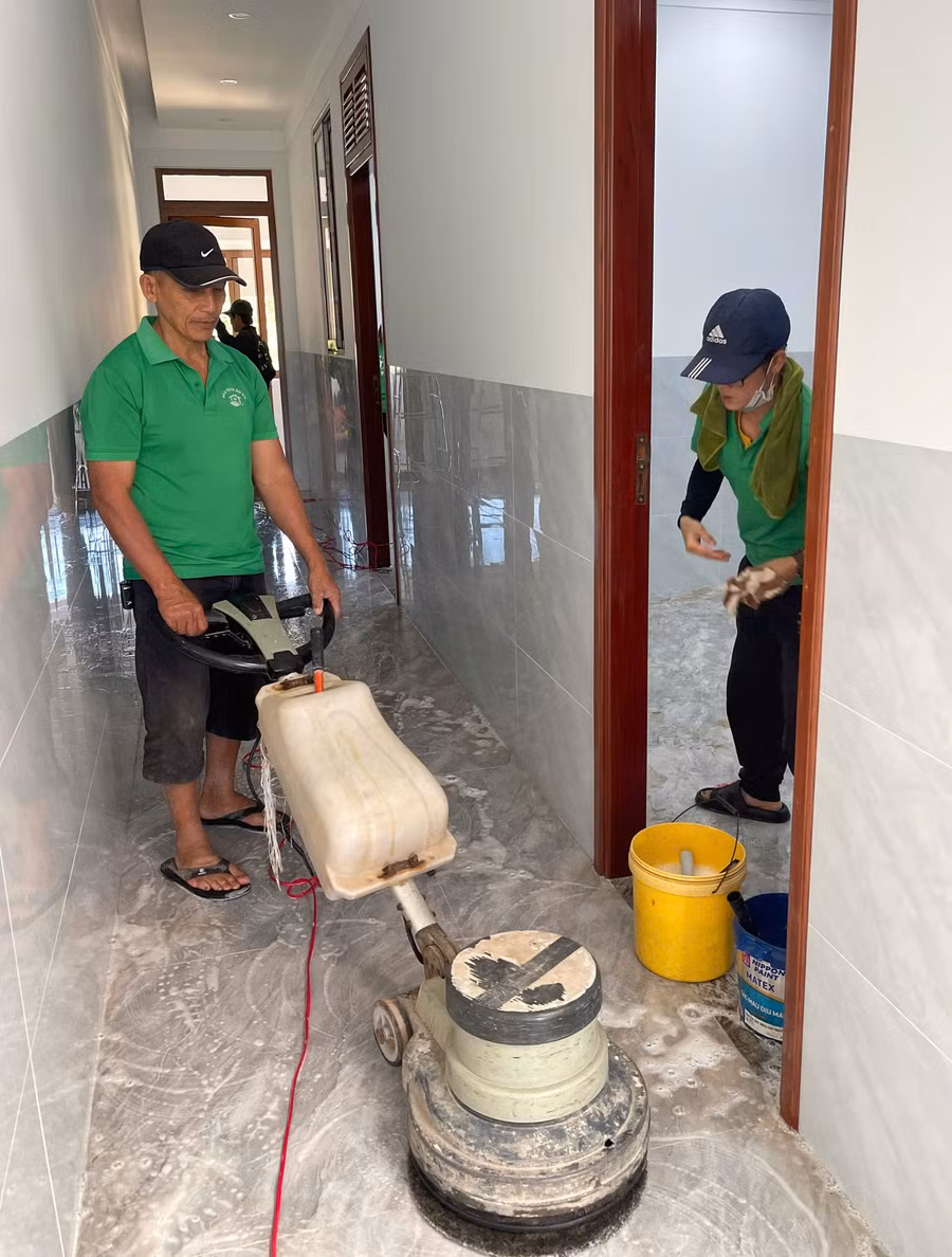 doi-ngu-nhan-vien-dich-vu-nha-sach-au-co-tap-trung-may-moc-thiet-bi-chuyen-dung-ve-sinh-don-nha-cho-khach-trong-dip-tet.jpg
