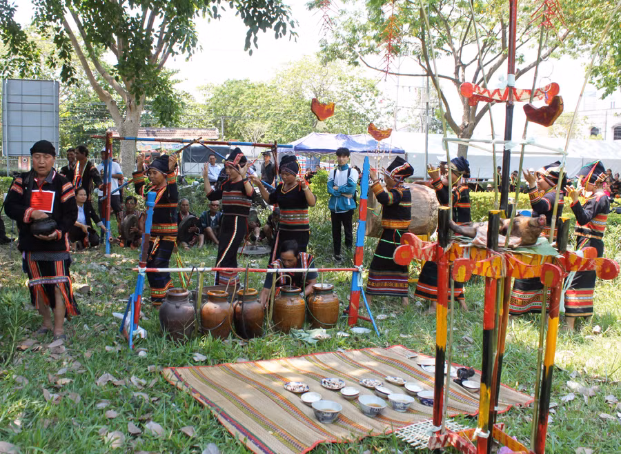 doan-nghe-nhan-xa-ia-rmok-phuc-dung-le-cung-cau-mua-tai-ngay-hoi-anh-vu-chi.jpg