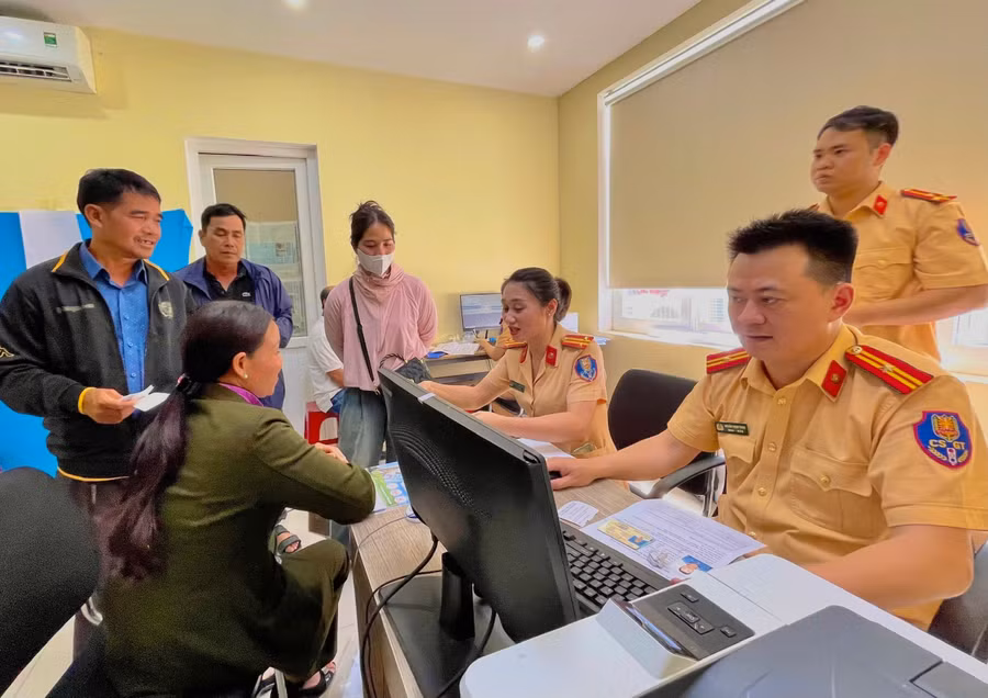 can-bo-chien-si-phong-canh-sat-giao-thong-cong-an-tinh-huong-dan-nguoi-dan-lam-thu-tuc-cap-doi-giay-phep-lai-xe.jpg