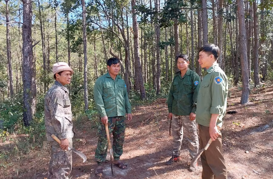 can-bo-ban-quan-ly-rung-phong-ho-dong-bac-chu-pah-trao-doi-cung-cac-ho-nhan-khoan.jpg