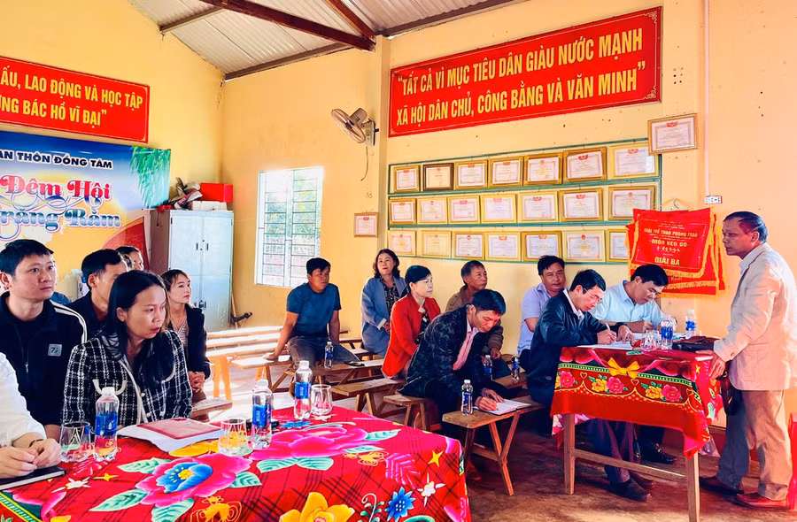bi-thu-dang-uy-xa-lam-viec-voi-thon-dong-tam-ve-nhan-su-truong-thon-va-cap-uy-chi-bo-nhiem-ky-2025-2027.jpg