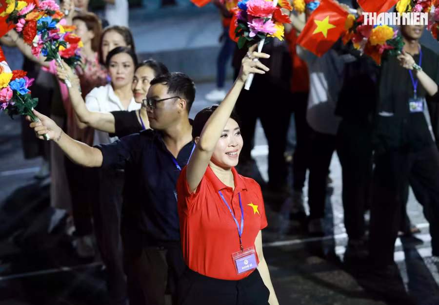 MC Quỳnh Hoa trong chiếc áo đỏ sao vàng tham gia khối diễu hành