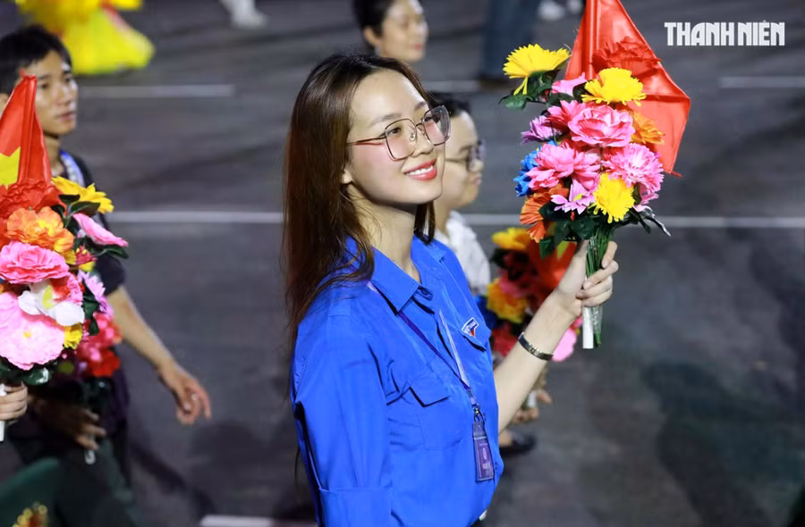 Nguyễn Lê Bảo Ngọc với chiều cao là 1m85 nổi bật trong dòng người tham gia buổi diễu binh diễu hành