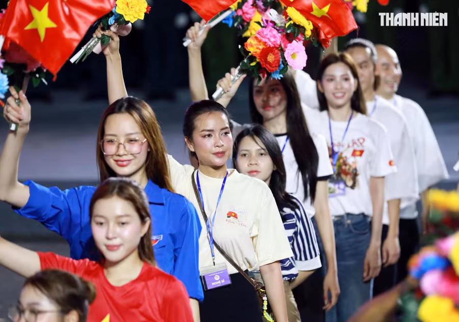 Ngọc Châu cũng là một trong những hoa hậu tham gia diễu hành, cô cùng nhiều nghệ sĩ góp mặt trong buổi tổng hợp luyện diễu binh