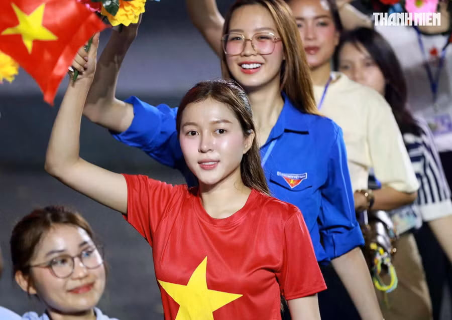 Hoa hậu Kiều Duy cũng góp mặt trong khối diễu hành