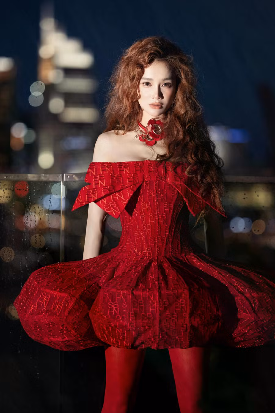 Nhã Phương đã chọn cho mình bộ trang phục thanh lịch nhưng không kém phần quyến rũ. Để hình ảnh thêm nổi bật, vợ Trường Giang phối cùng loạt phụ kiện như vòng cổ, mắt kính, túi xách… Nhan sắc của bà mẹ hai con khiến nhiều người phải xuýt xoa. Ảnh: SBHN