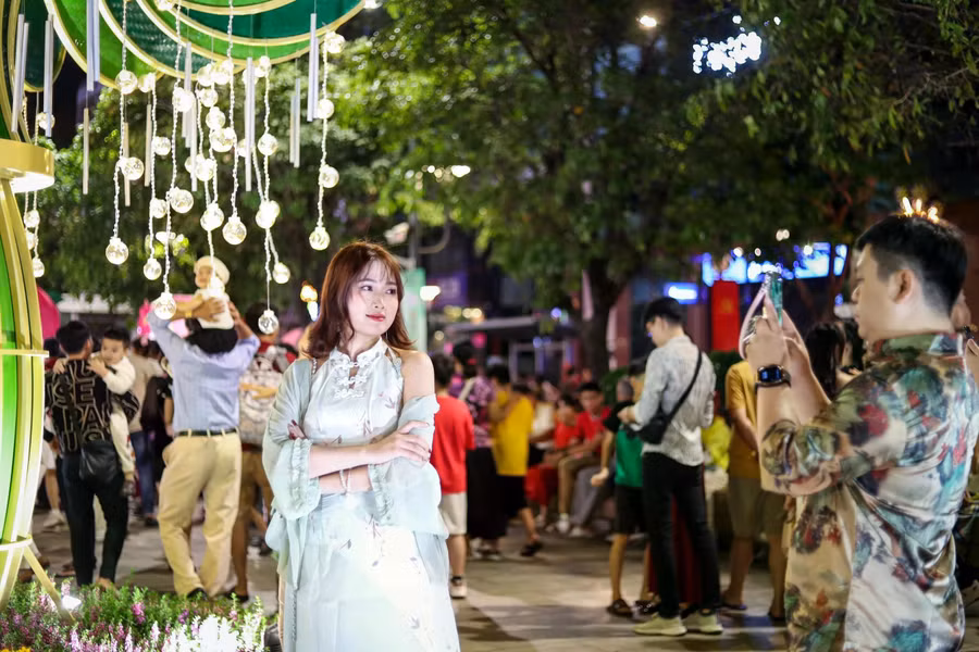 Ngay lúc này, không khí đón năm mới ở trung tâm TP.HCM vô cùng náo nhiệt