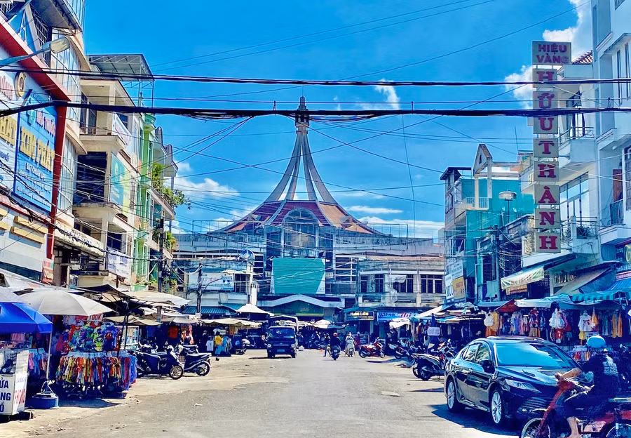 trung-tam-thuong-mai-pleiku-xuong-cap-tieu-thuong-lo-lang.jpg