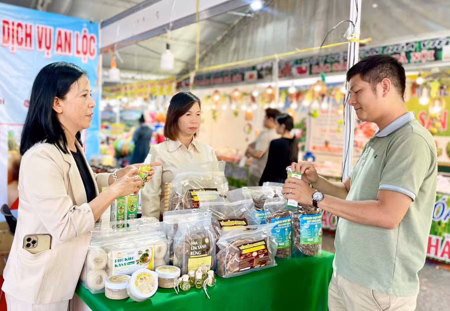 tham-gia-cac-hoi-cho-nguoi-san-xuat-se-duoc-tiep-can-truc-tiep-voi-khach-hang-de-nam-bat-nhu-cau-thi-hieu-tieu-dung-anh-vt.jpg