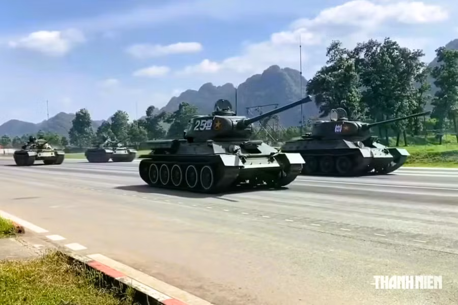 Xe tăng T-34 số hiệu 113 và 252 tại Trung tâm huấn luyện quân sự quốc gia 4 (Miếu Môn, Hà Nội), tháng 6.2025. Ảnh: Mai Thanh Hải