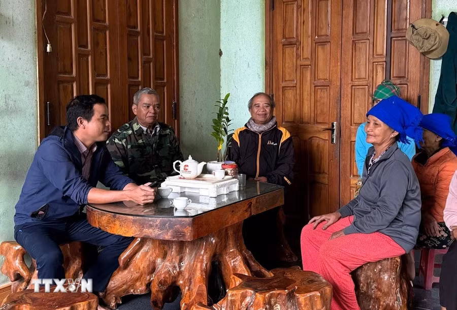 Nhờ ứng dụng công nghệ xử lý công việc, cán bộ có thời gian gần dân, lắng nghe ý kiến người dân. (Ảnh: Đinh Hương/TTXVN)