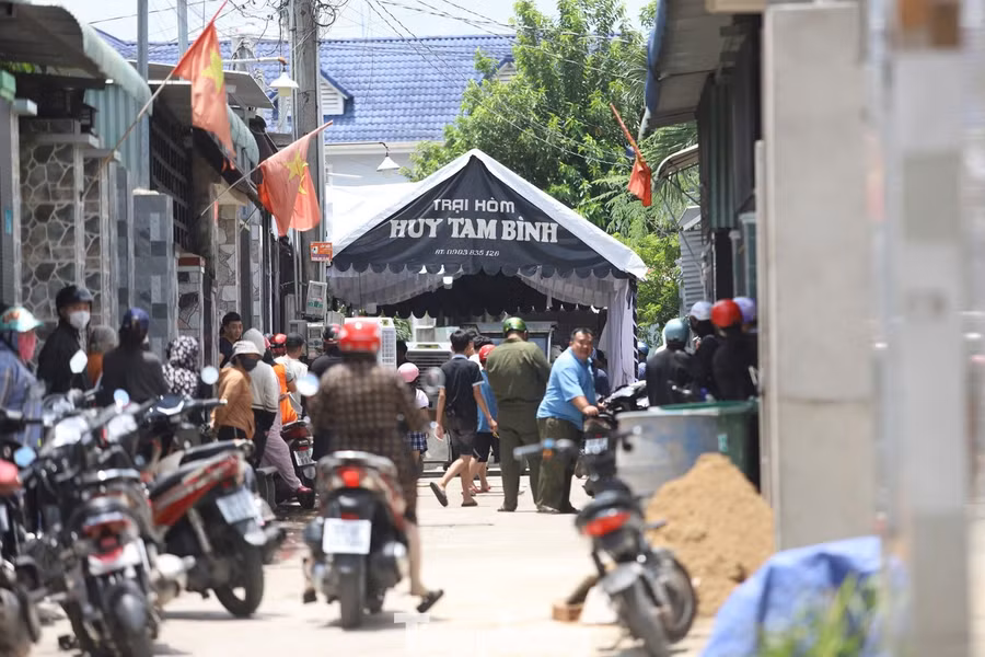 Đám tang của gia đình anh Q.