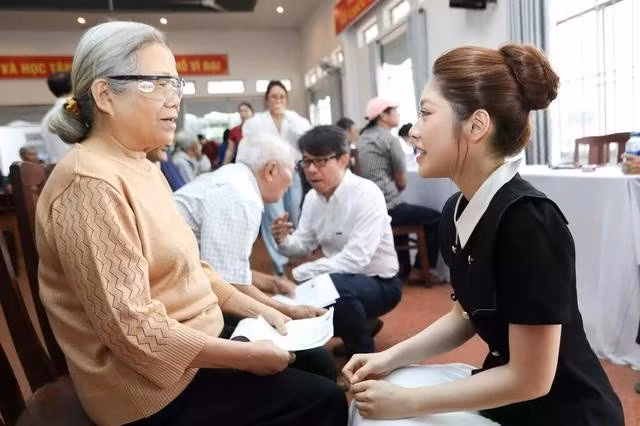 Thanh Thảo trong chương trình Tư vấn, thăm khám và tri ân người có công với cách mạng. ẢNH: NSCC
